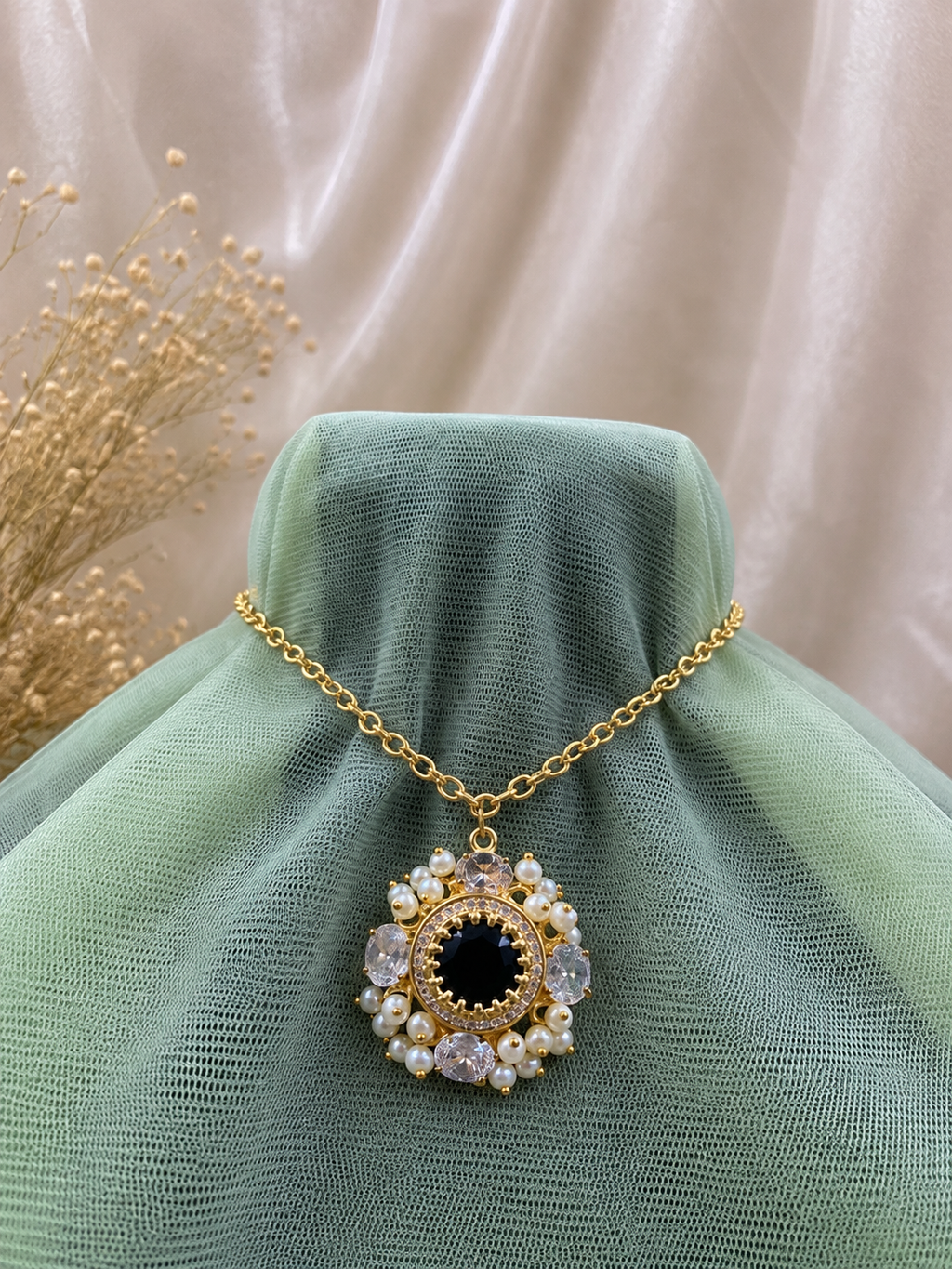 Veyra Noir Necklace